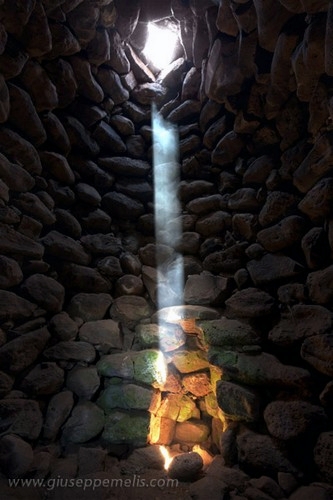 9) Nuraghe Aiga (40D_8190-91-92 HDR_2rid).jpg - Il raggio di luce alle ore 10:54 (le 11:54 dell'ora legale).